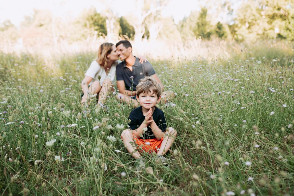 Une famille au parc de la Tête d'Or à Lyon lors d’une séance photo en extérieur